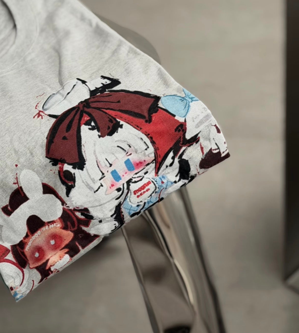 (Pre-Order) Jiangjiang Original "Chatterbox" – Lightweight, Loose-Fit Crew-Neck T-Shirt in Combed Cotton with Large Graphic Print