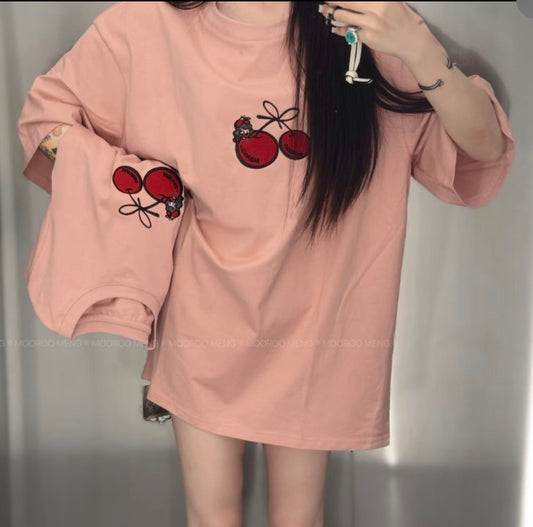 (Pre-Order) Cherry-embroidered 230g combed cotton crew-neck T-shirt in pastel pink (available in two styles: cropped or loose/regular fit).