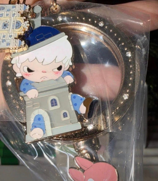 Annie-3 hirono keychain+2 hirono pts bag+2 lbb badge+small secret pino+1 big secret pino
1 of each hangcard sooya+sand of reshape hirono open