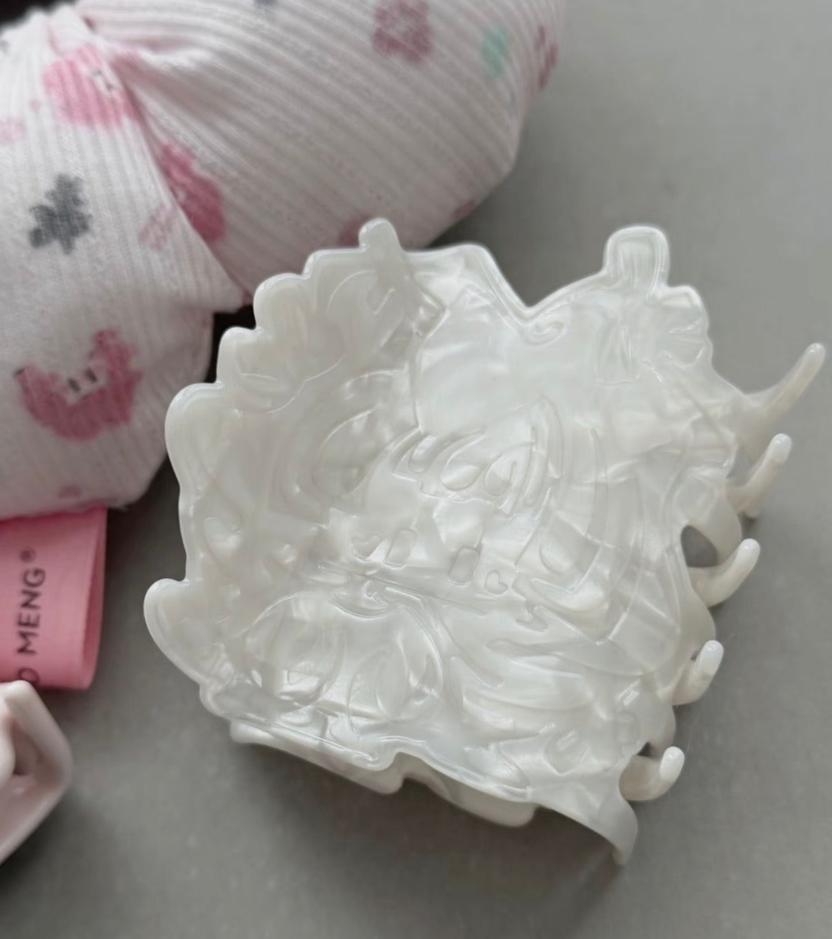 (Pre Order) Jiangjiang Original Minimalist White Mother-of-Pearl All-Over Hair Clip for Women, Versatile Hair Claw Accessory