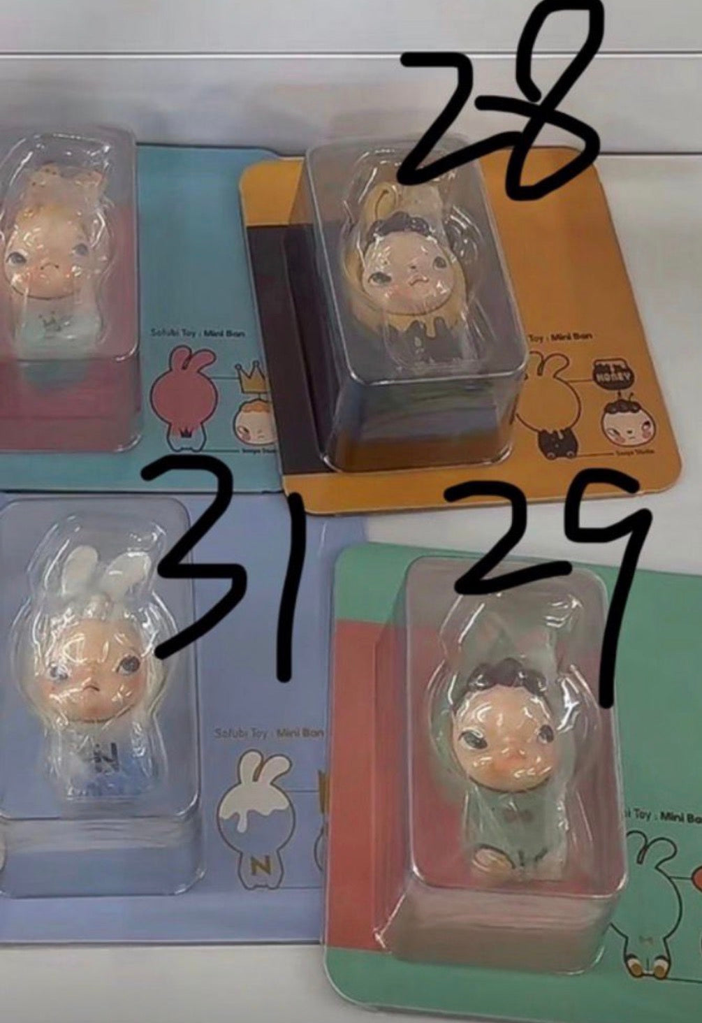 Annie-3 hirono keychain+2 hirono pts bag+2 lbb badge+small secret pino+1 big secret pino
1 of each hangcard sooya+sand of reshape hirono open