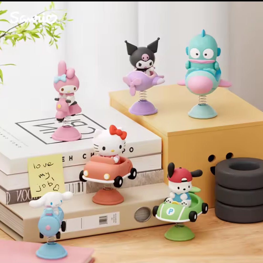(Pre-Order) Sanrio Family Vehicle Series Collectible Figure – Wobbling Desk/Car Ornament (Hello Kitty & Hangyodon)